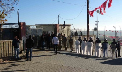 Diyarbakırda öğrencilerin kavgasına veliler de dahil oldu, polis ve jandarma müdahale etti