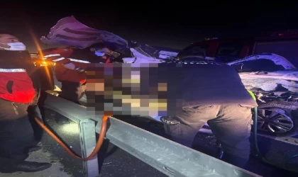 Diyarbakır’da otomobil, yol kenarında duran kamyonete çarptı: 3 ölü, 4 yaralı