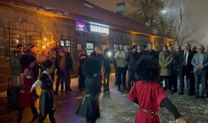 Doğu Ekspresi yolcularına davullu-zurnalı ve meşaleli karşılama