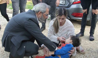 Doktor Başkan rahatsızlanan çocuğa müdahale etti