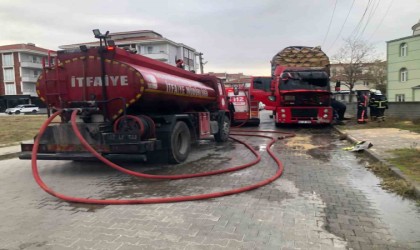 Edirnede park halindeki kamyon alev alev yandı