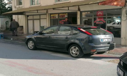 Elektrikli scooter otomobille çarpıştı: 1 yaralı