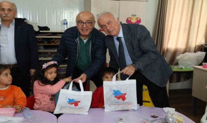 Elleriyle ördükleri binlerce bere ve atkıyı depremzede çocuklara gönderdiler