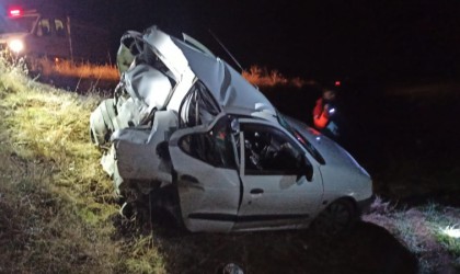 Emniyet şeridinde bekleyen otomobile tır çarptı: 1 ölü, 1 yaralı