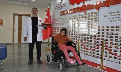 Engelli 3 çocuğundan Merve’yi, çalıştığı kuruma götürüp sosyalleşmesini sağlıyor