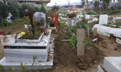 Enkaz başında cebindeki bisküviyle yürekleri dağlamıştı, bisküviyi yediremediği oğlunun yanına gömüldü