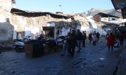 Enkaz çarşısında buruk yılbaşı: Vatandaşların 2024ten beklentisi depremsiz bir yıl