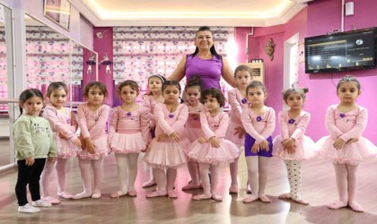 Enkaz kentte çocuklar, deprem psikolojisini bale, resim ve müzikle atlatıyor