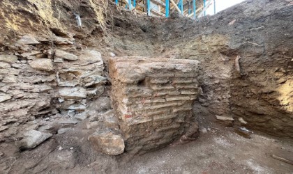 Erdekte bir evin temel kazısında arkeolojik kalıntı çıktı