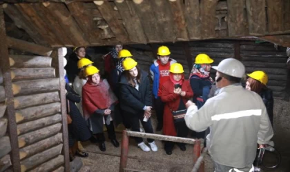 Eşlerinin çalıştığı maden ocağını gezdiler