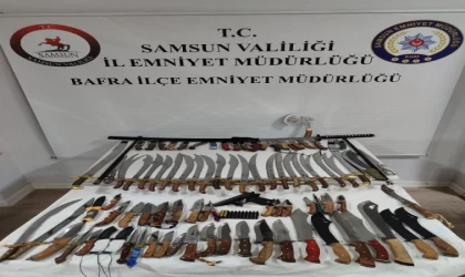 Evinde 24 kılıç ele geçirildi