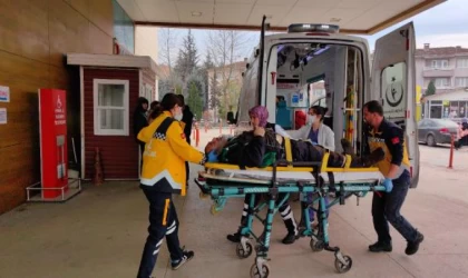 Fabrika çatısındaki yangına müdahale ederken düşen işçi ağır yaralandı