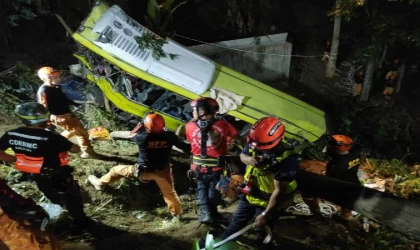 Filipinler’de yolcu otobüsü vadiye uçtu: 17 ölü, 7 yaralı