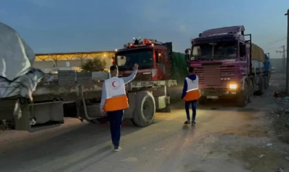 Filistin Kızılayı, insani yardım yüklü 100 kamyonu teslim aldı