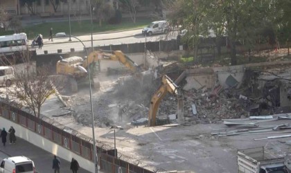 Gaziantepte depremde ağır hasar alan emniyet ek binasının yıkımına başlandı