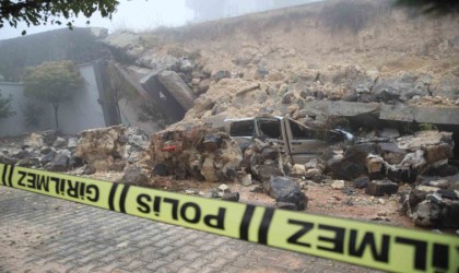 Gaziantepte yoğun yağış sonrası istinat duvarı araçların üzerine çöktü