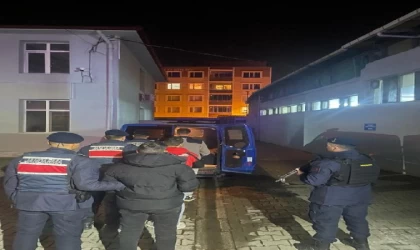 Girdikleri evden kredi kartı çalıp alışveriş yapan 3 şüpheli yakalanıp, tutuklandı