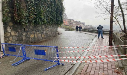 Hastane yolunda heyelan oldu, yol trafiğe kapatıldı
