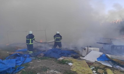 Hatayda 2 çadır yanarak kül oldu