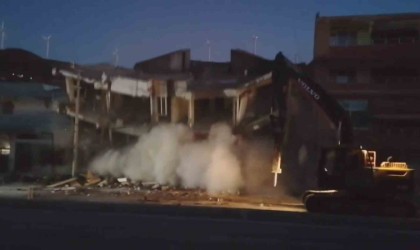 Hatayda 4 katlı bina korna sesiyle yıkıldı