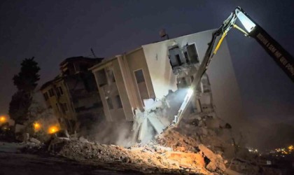 Hatayda 5 katlı okul, iş makinasının dokunuşuyla yerle bir oldu