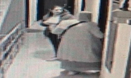 Hırsızlık amacıyla apartmana giren kadınlar, daire kapılarını teker teker kontrol etti