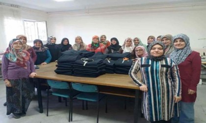 Hisarcıkta kursiyerler Gazzeye gönderilmek üzere eşofman takımı dikiyor