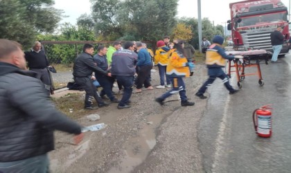 İşçi servisiyle hafriyat kamyonu çarpıştı: 9 yaralı