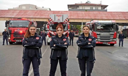 İtfaiyenin yükünü onlar çekiyor, trafikte görenler hem şaşırıyor hem alkışlıyor