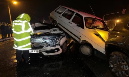 İzmir’de 3 otomobil kazaya karıştı; 1 yaralı