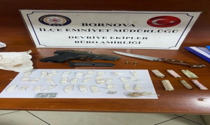 İzmirde dur ihtarına uymayan araçtan uyuşturucu çıktı