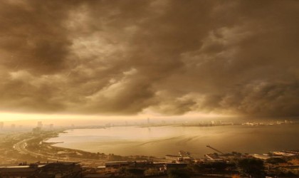 İzmirde gökyüzünde buluttan duvar şenliği