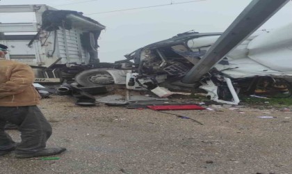 İzmirde kaza, tırla tren çarpıştı