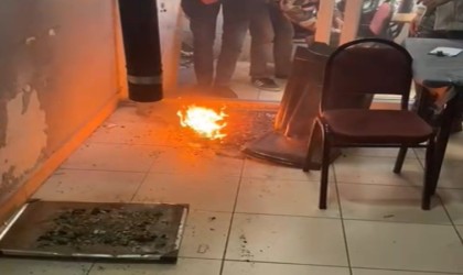 İzmirde şok görüntü: Polisi gördü, uyuşturucuları sobada ateşe verdiler