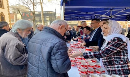 İzmit Belediyesi 12 şehit için Mevlid-i Şerif okutup helva dağıttı