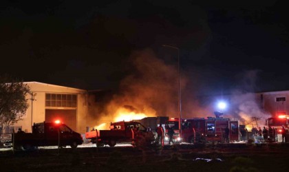 Kalıp fabrikasındaki malzemeler alev alev yandı