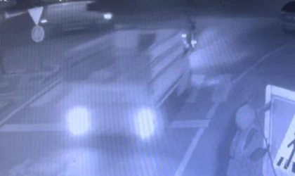 Kamyonetin çarptığı motosikletteki 2 kişi yaralandı; kaza anı kamerada