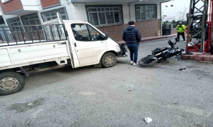 Kamyonetle motosiklet çarpıştı: 1 yaralı