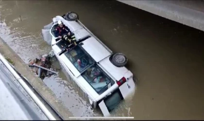 Karabük’te çaya devrilen minibüsün sürücüsünü itfaiye kurtardı