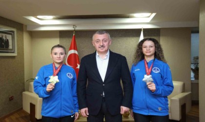 Karateci kız kardeşler şampiyon oldu