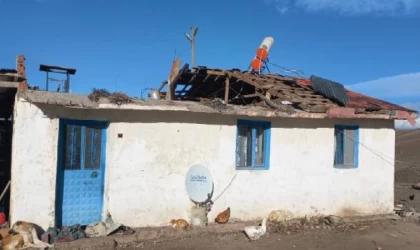 Kars’ta kuvvetli rüzgar, çatıları uçurdu