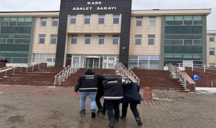 Karsta uyuşturucu taciri 2 kişi tutuklandı