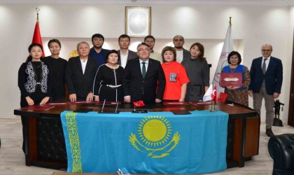 Kazak Hekimlerden Rektör Özölçere ziyaret