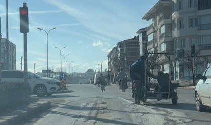 Kırmızı ışığa umursamadan tek tekerle kasksız yollarına devam ettiler