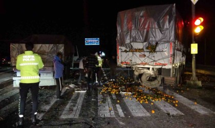 Kırmızı ışıkta duran mandalina yüklü kamyona tır çarptı, kara yolu mandalina bahçesine dündü