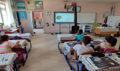Kırsaldaki birleştirilmiş sınıflı ilkokullara diğer okullardan etkileşimli tahta desteği