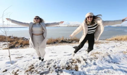 Kısmen donan Çıldır Gölü’nün ilk ziyaretçileri İstanbul’dan