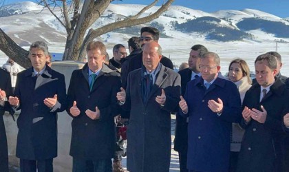 KKTC Cumhurbaşkanı Ersin Tatardan şehitlik ziyareti