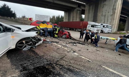 Kocaelide 2 araç kafa kafaya çarpıştı: 3 yaralı