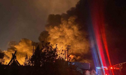 Kocaelinin Gebze ilçesinde bir palet fabrikasında yangın çıktı. Olay yerine çok sayıda itfaiye ekibi sevk edilirken yangına müdahale sürüyor.